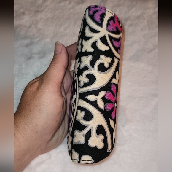 Vera Bradley Scroll Medallion Hardshell Eyeglasses Case (Magnetic Closure) - Picture 3 of 6